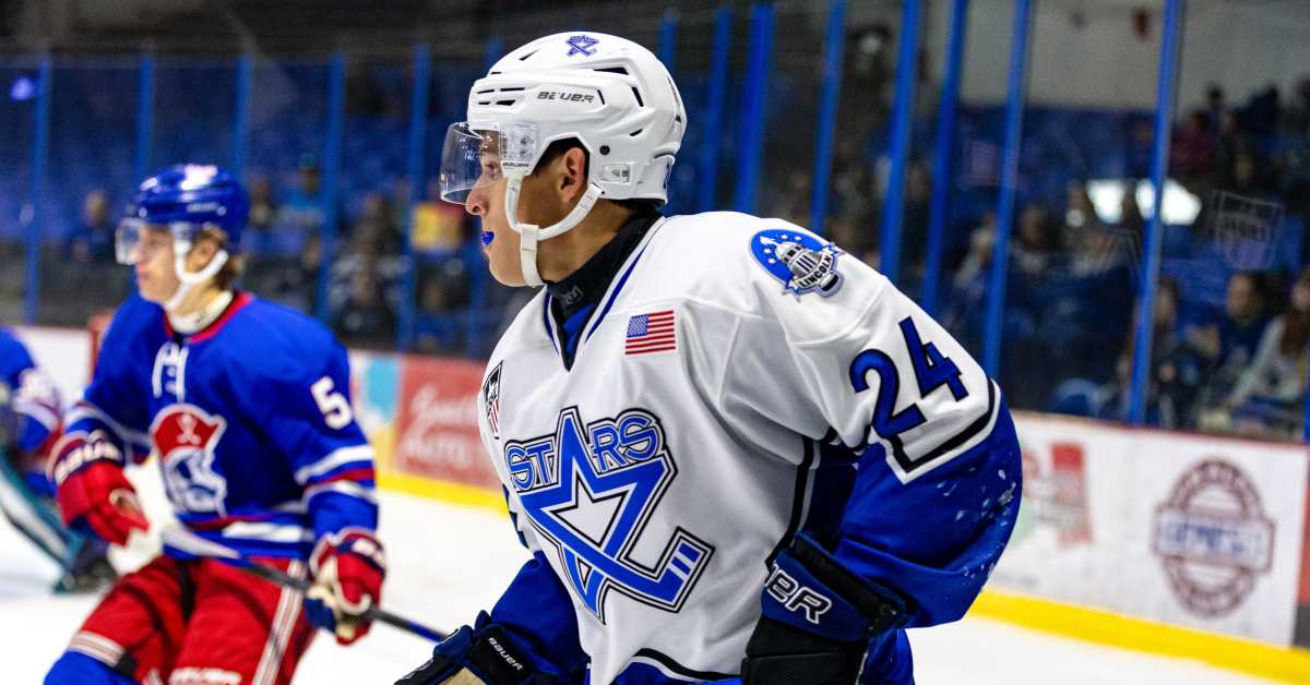 Lincoln thumps Saints to move into tie atop USHL standings